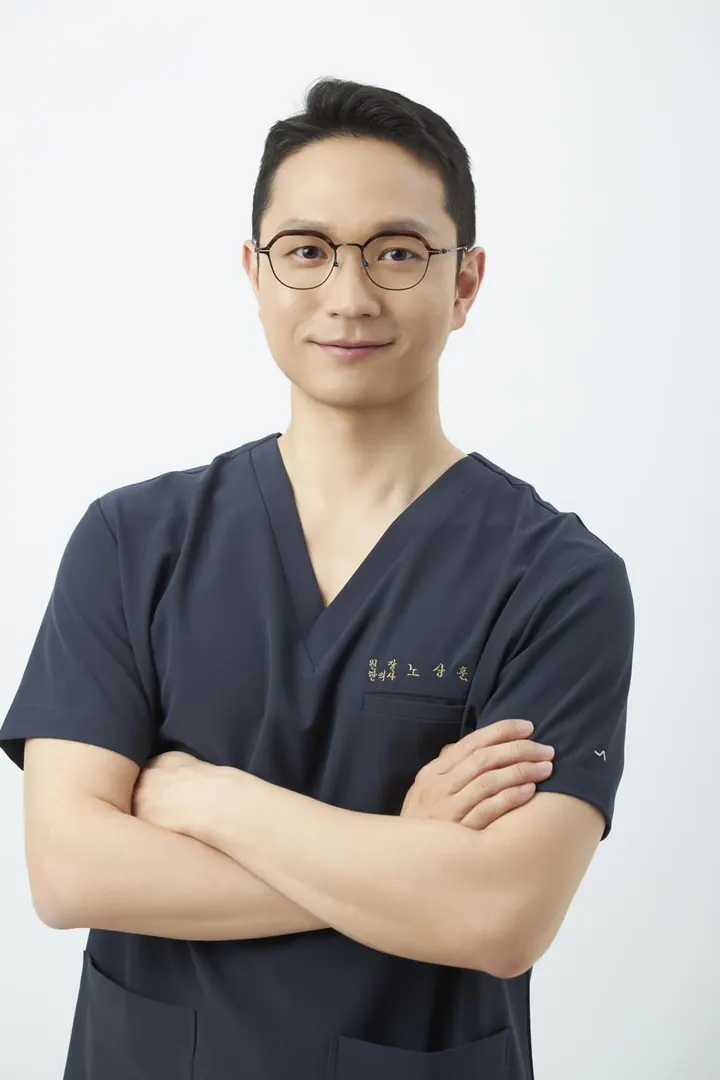 팔짱을 낀 대표원장 노상훈